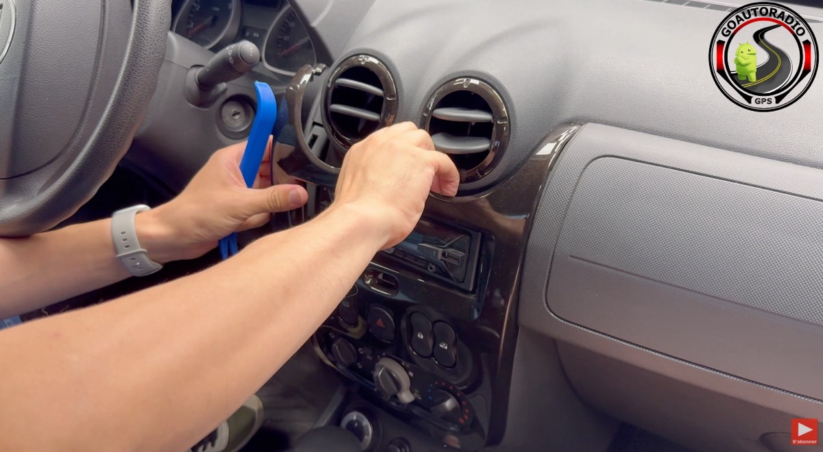Autoradio Android Dacia Duster 1 - Démontage de la façade du tableau de bord sur Dacia Duster 1