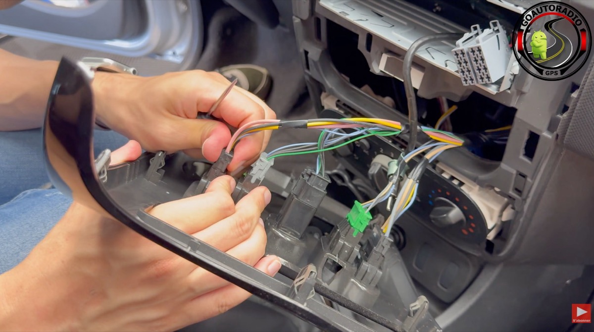 Autoradio Android Dacia Duster 1 - Connecteurs de l’ancien autoradio sur Dacia Duster 1 après démontage