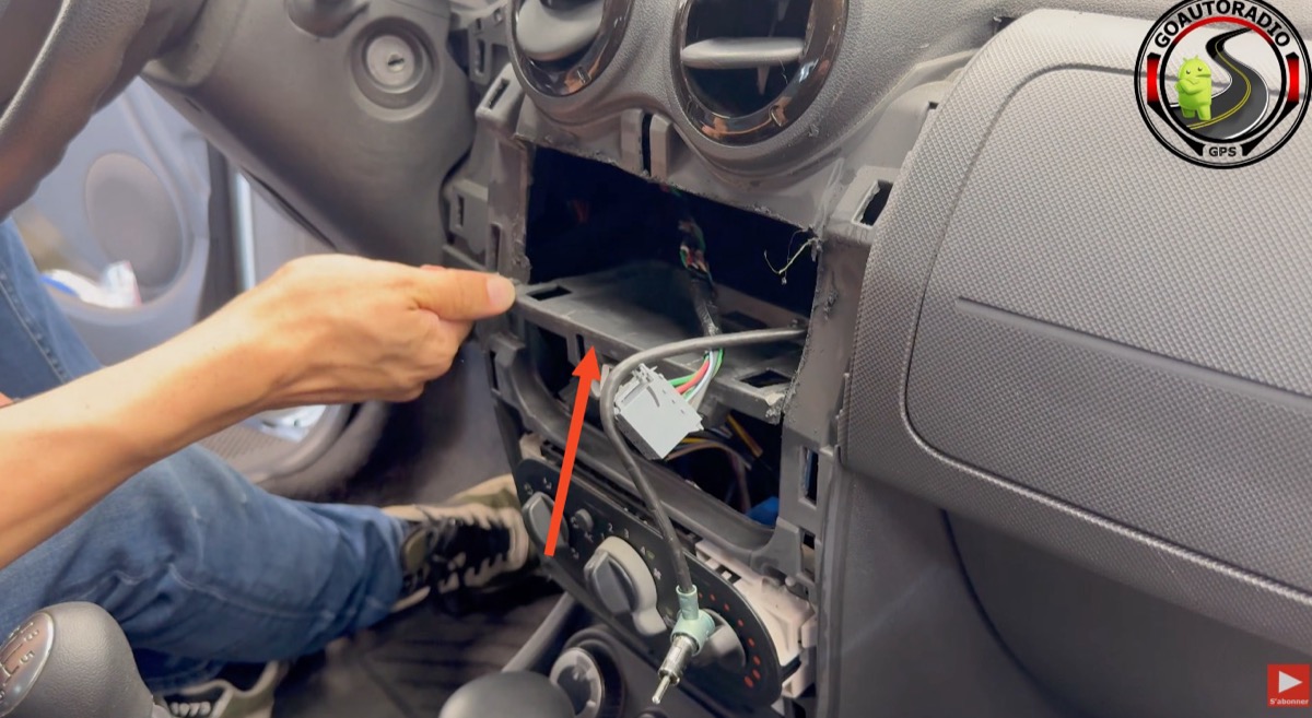 Autoradio Android Dacia Duster 1 - Découpe de l’emplacement double DIN pour autoradio Android Dacia Duster 1