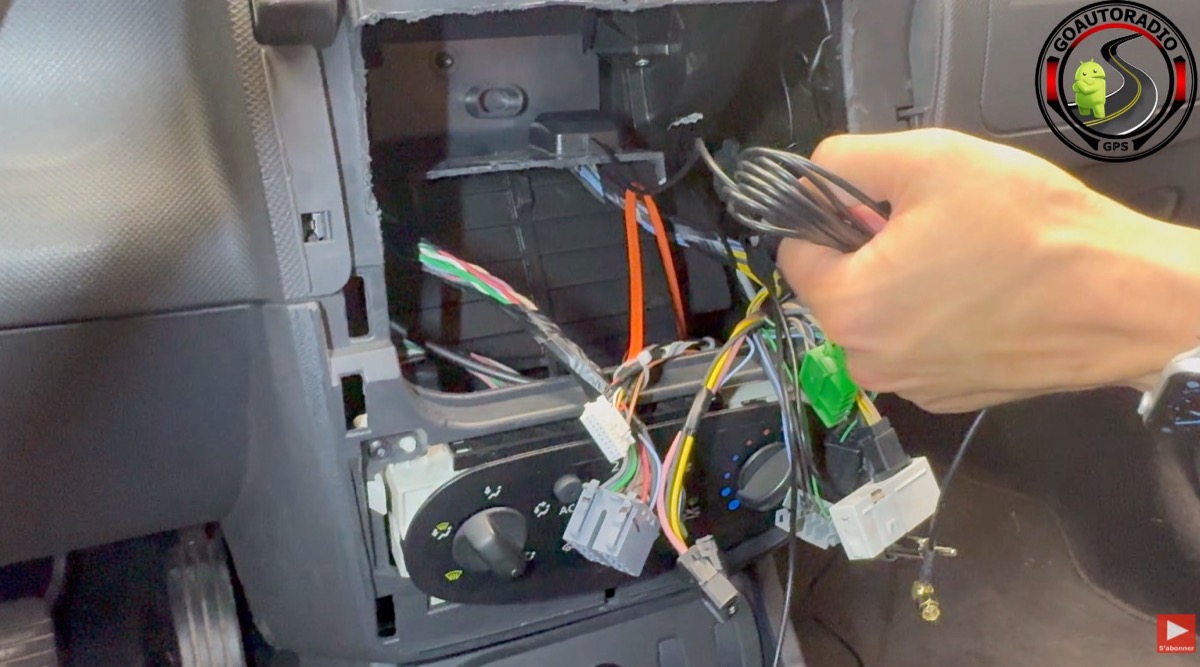 Autoradio Android Dacia Duster 1 - Installation de l’antenne GPS pour autoradio Android Dacia Duster 1