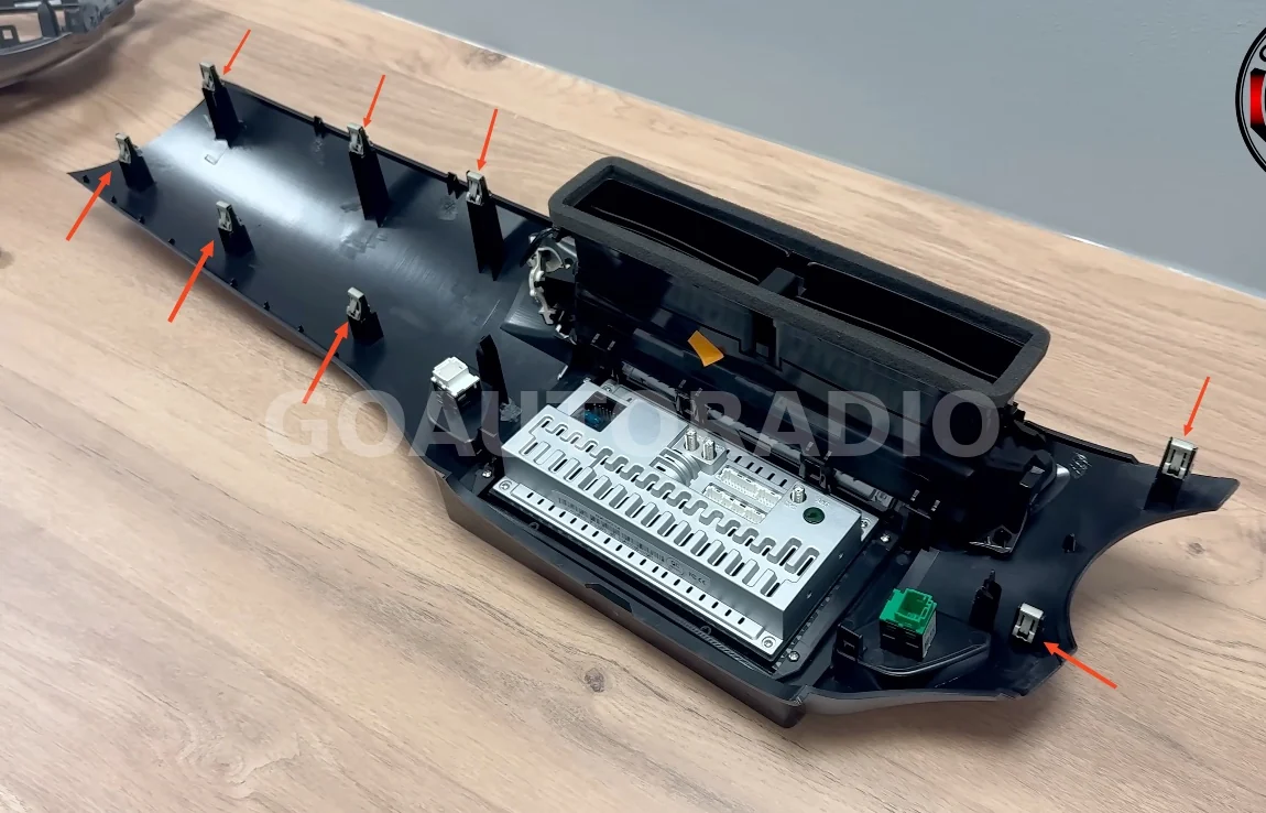 Position des agrafes de fixation sur façade autoradio Citroën C3 et DS3