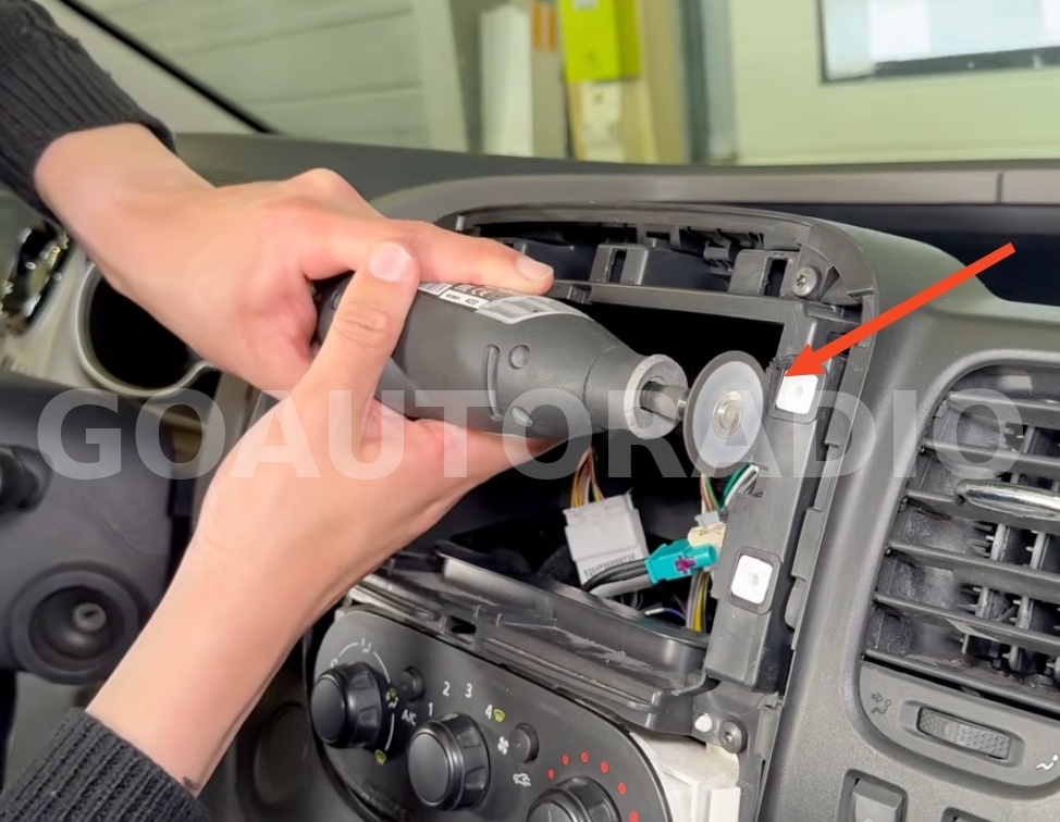 Découpe du plastique pour installer l’écran Android Renault Trafic 3