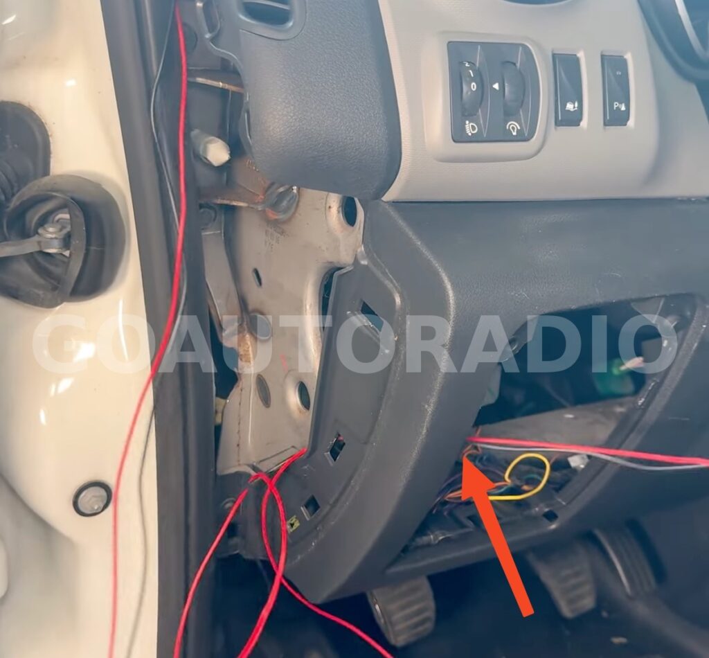 Arrivée du câble caméra de recul derrière le tableau de bord Renault Trafic 3