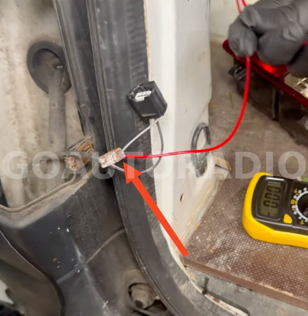Connexion du câble reverse sur le feu de recul Renault Trafic 3 pour autoradio Android