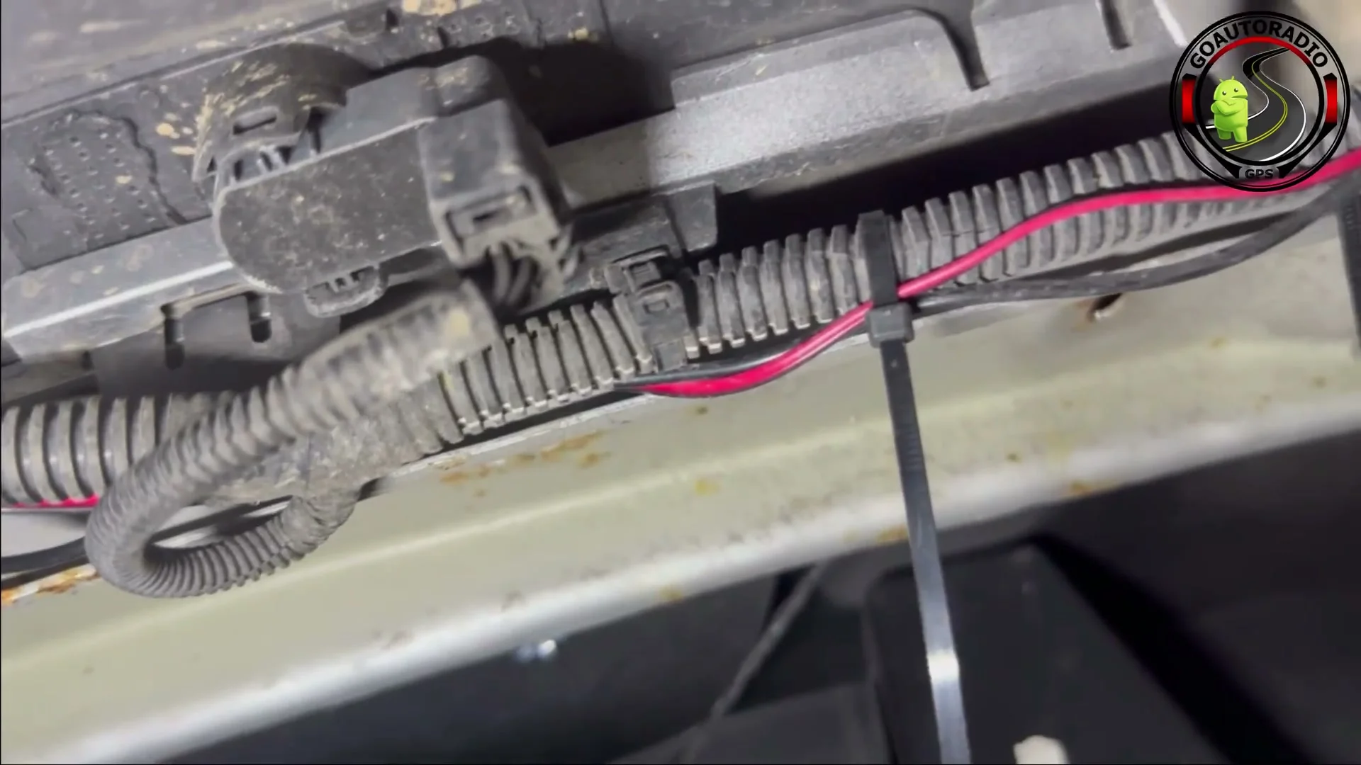 Cheminement câbles caméra de recul sous carrosserie C3 DS3 fixés avec rilsans