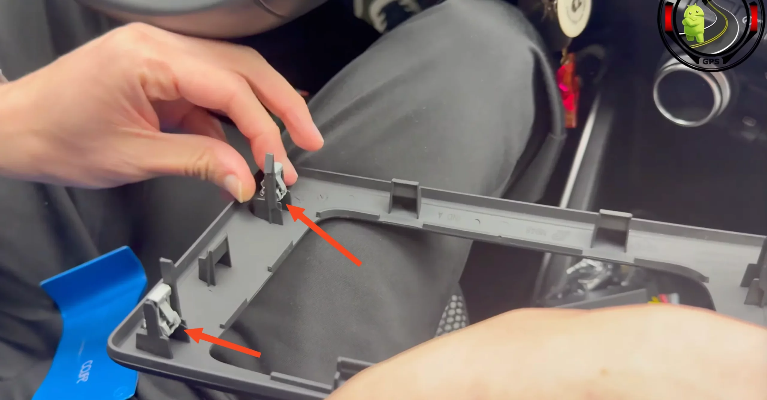Clips métalliques récupérés sur façade d'origine Dacia Duster 2 à reporter sur nouvelle façade
