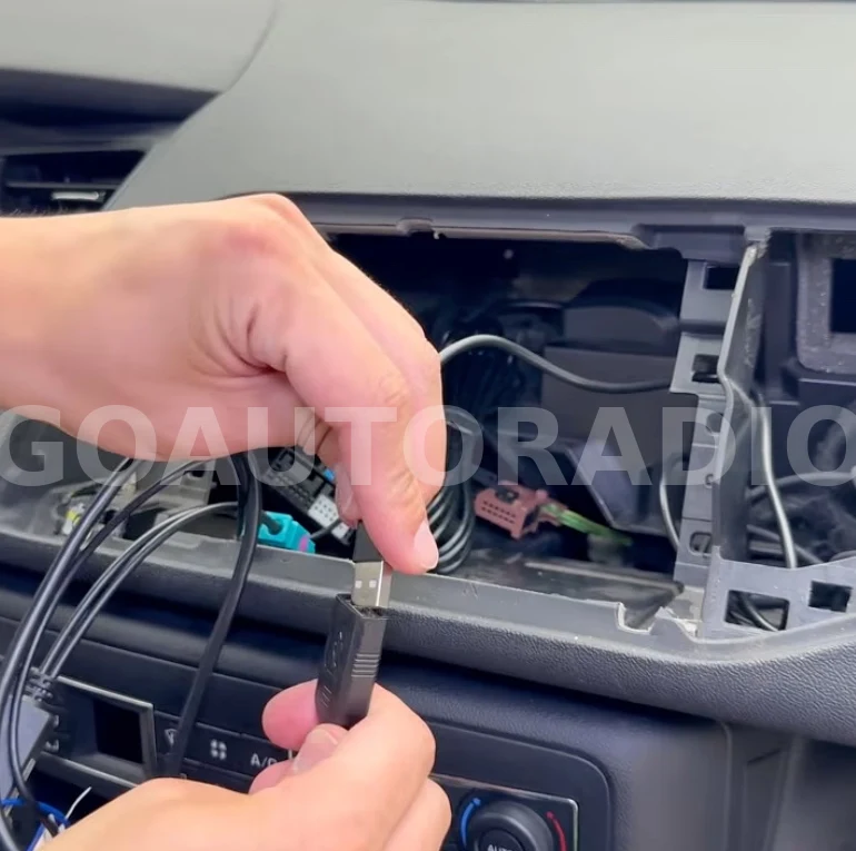 Branchement de l’adaptateur DAB+ USB sur l’autoradio Android