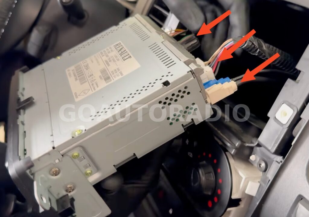 Débranchement des connecteurs de l’autoradio d’origine Renault Trafic 3
