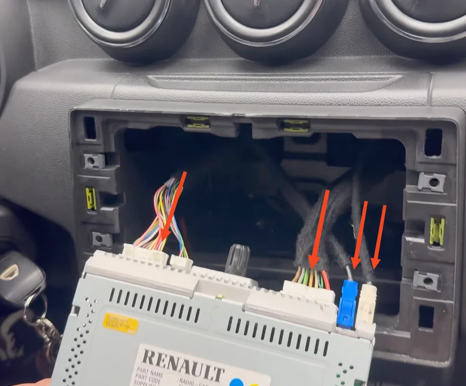Débranchement des 3 prises d'origine sur autoradio Dacia Duster 2