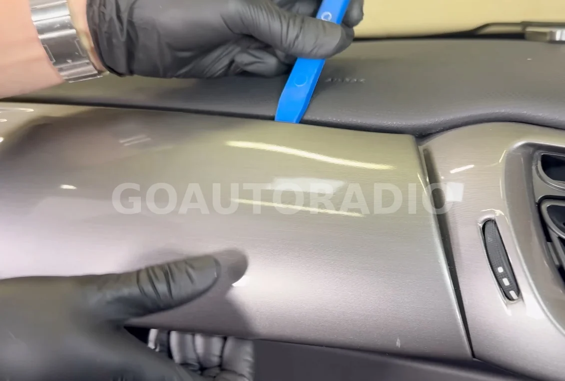 Déclipsage de la garniture du tableau de bord Citroën C3 et DS3 avec outil plastique