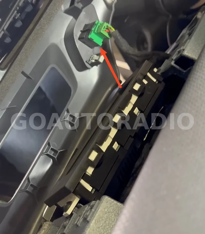 Déconnexion du connecteur écran d'origine Citroën C3 et DS3