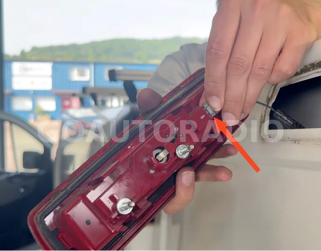 Débranchement du connecteur du feu arrière Renault Trafic 3 pour installer une caméra de recul