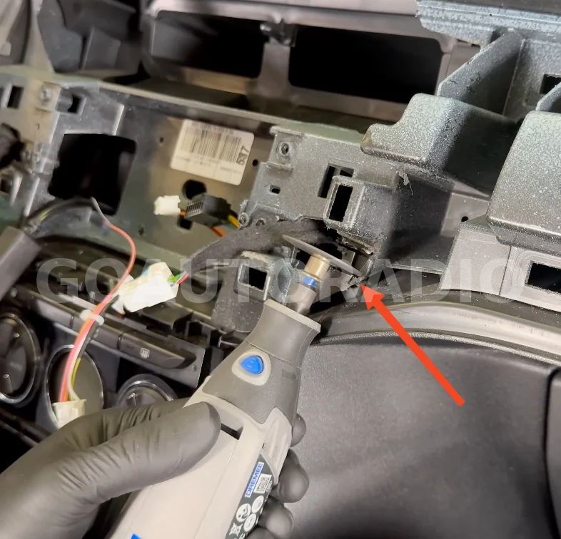 Découpe du support tableau de bord pour installation autoradio Android Citroën C3 et DS3