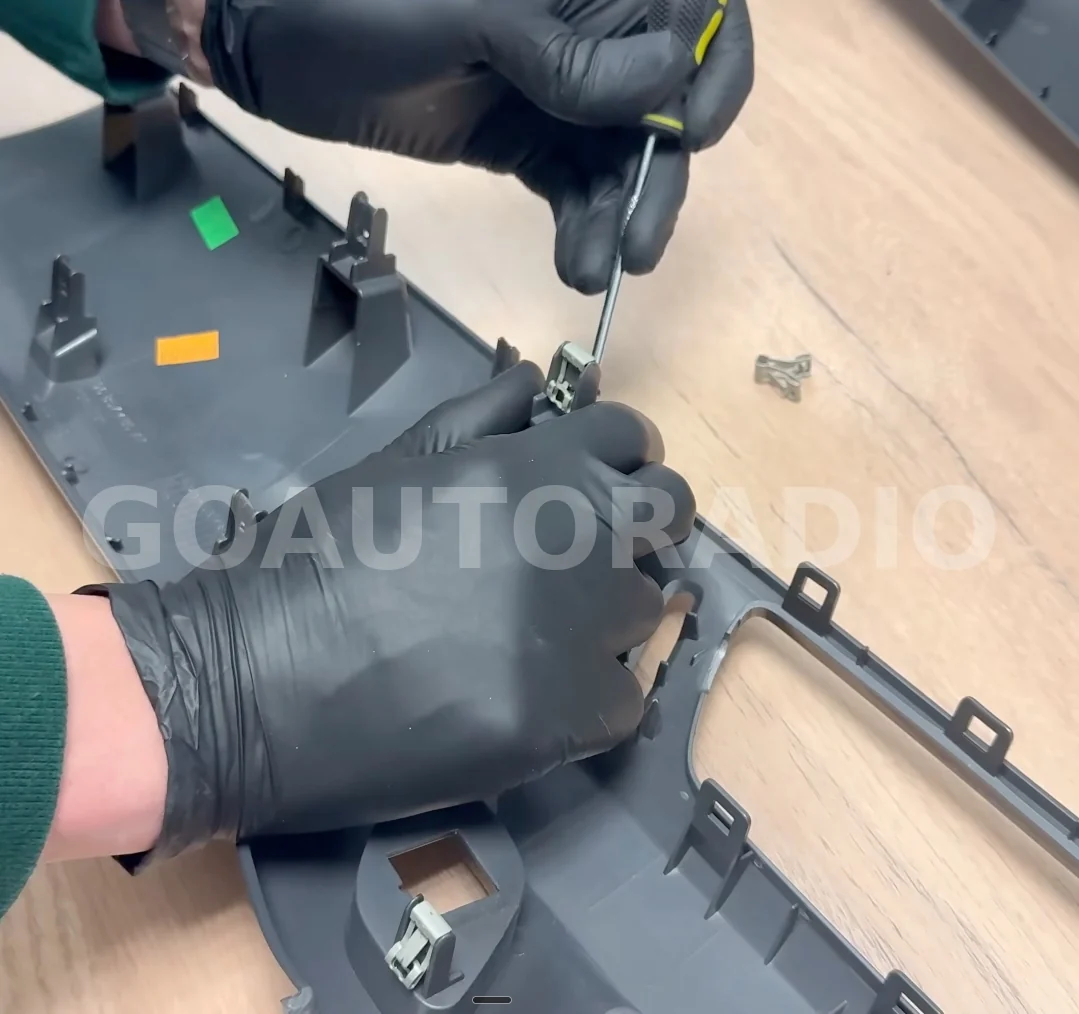 Démontage des agrafes métalliques de façade Citroën C3 et DS3