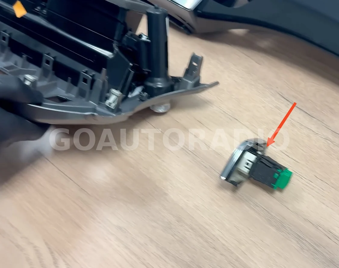 Démontage du bouton warning sur façade Citroën C3 et DS3