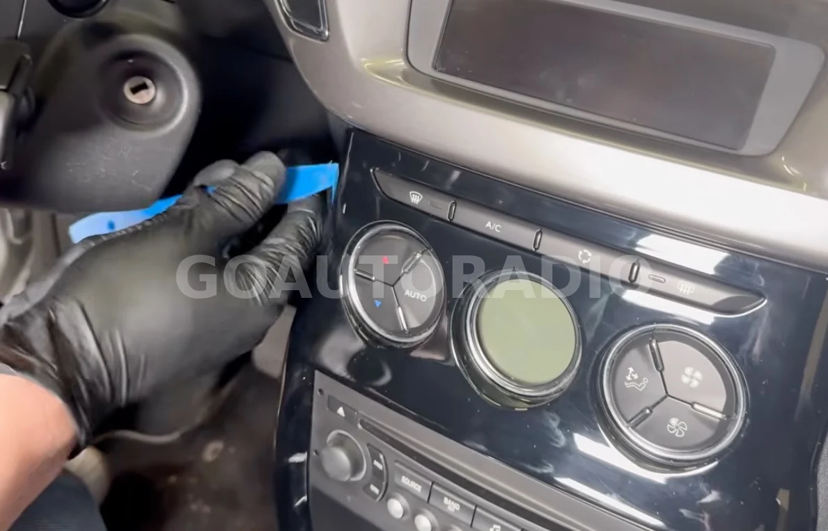 Démontage de la façade centrale d'origine sur Citroën C3 et DS3 avant installation autoradio Android