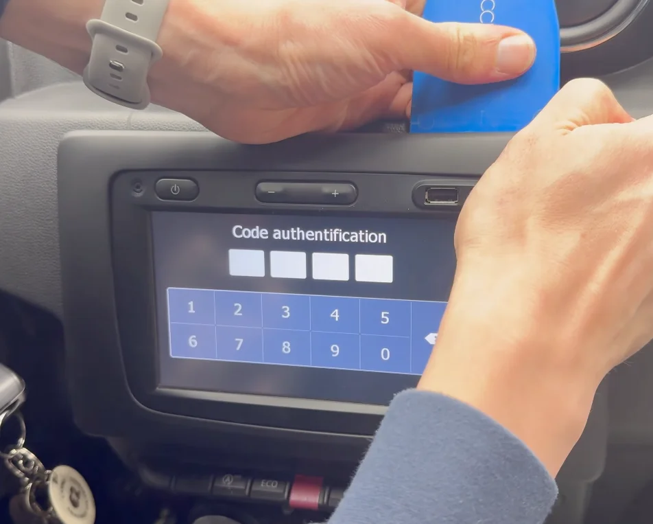 Démontage de la façade centrale du Dacia Duster 2 pour accéder à l'autoradio