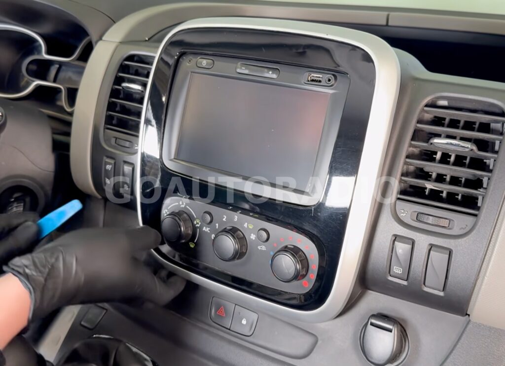 Démontage de la façade d’origine du Renault Trafic 3 pour installer un autoradio Android