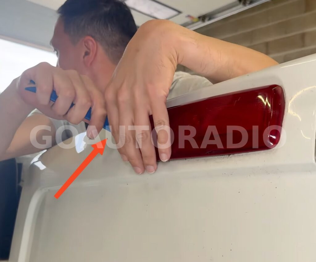 Retrait du feu arrière Renault Trafic 3 avant installation de la caméra de recul