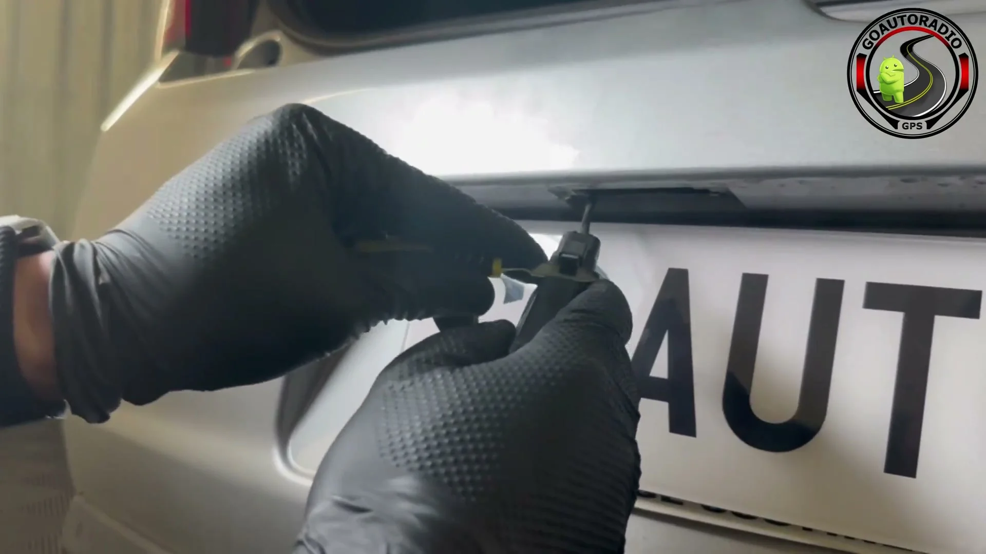 Démontage support plaque arrière Citroën C3 DS3 avec vis Torx T20