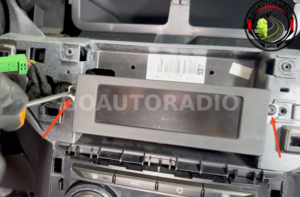 Démontage des vis de l'écran d'origine Citroën C3 et DS3