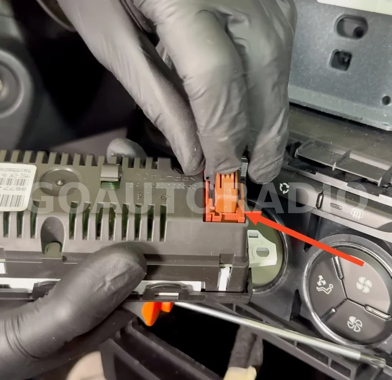 Déverrouillage du connecteur arrière de l'écran d'origine Citroën C3 et DS3
