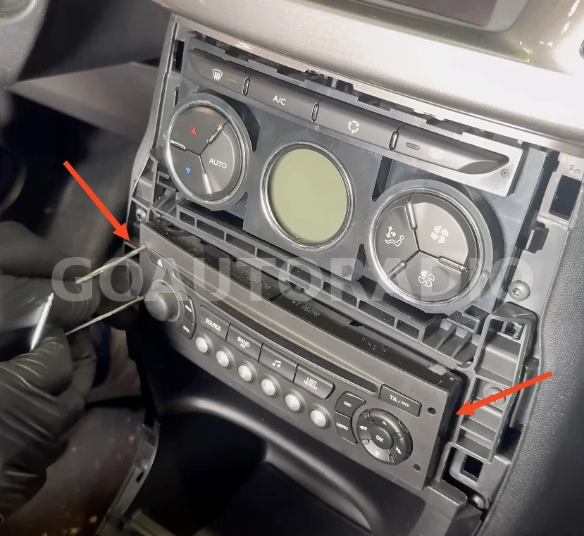 Extraction de l'autoradio d'origine Citroën C3 et DS3 avec clés de démontage