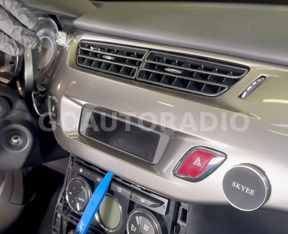 Façade supérieure du tableau de bord Citroën C3 et DS3 avant démontage
