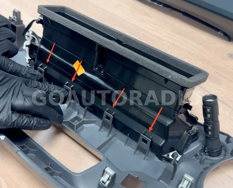 Position des fixations arrière de la façade autoradio Citroën C3 et DS3