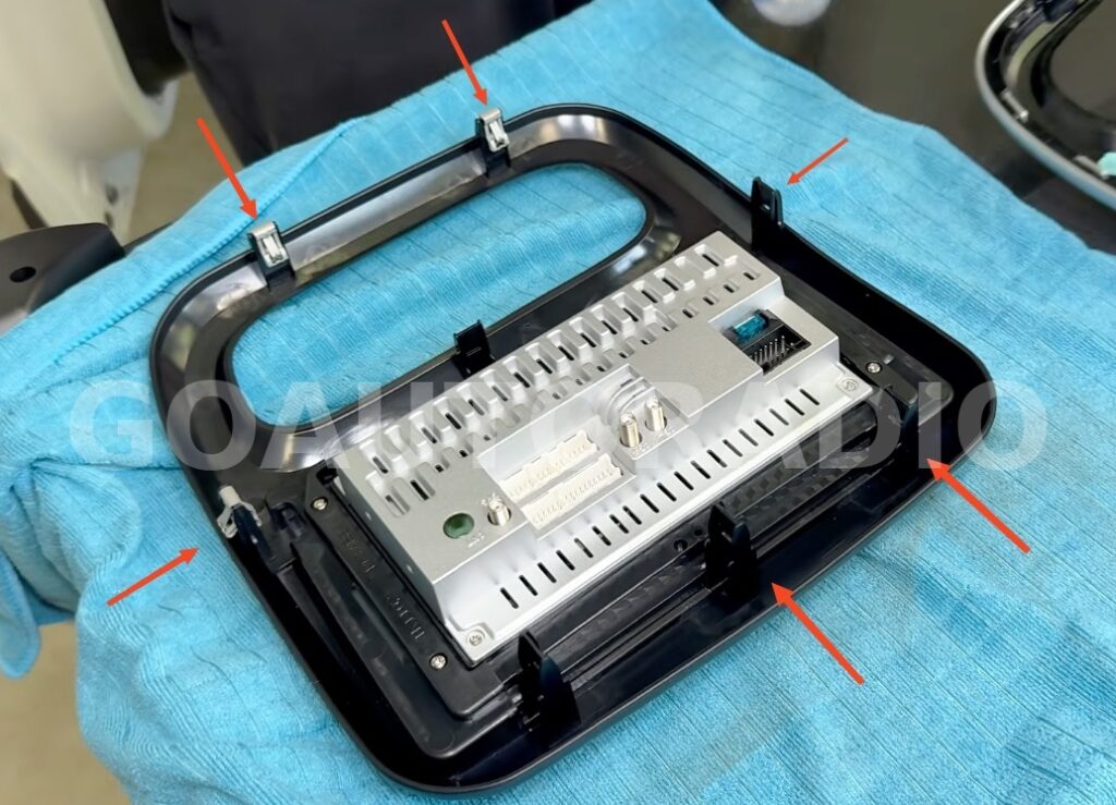 Fixations de la nouvelle façade autoradio Android Renault Trafic 3
