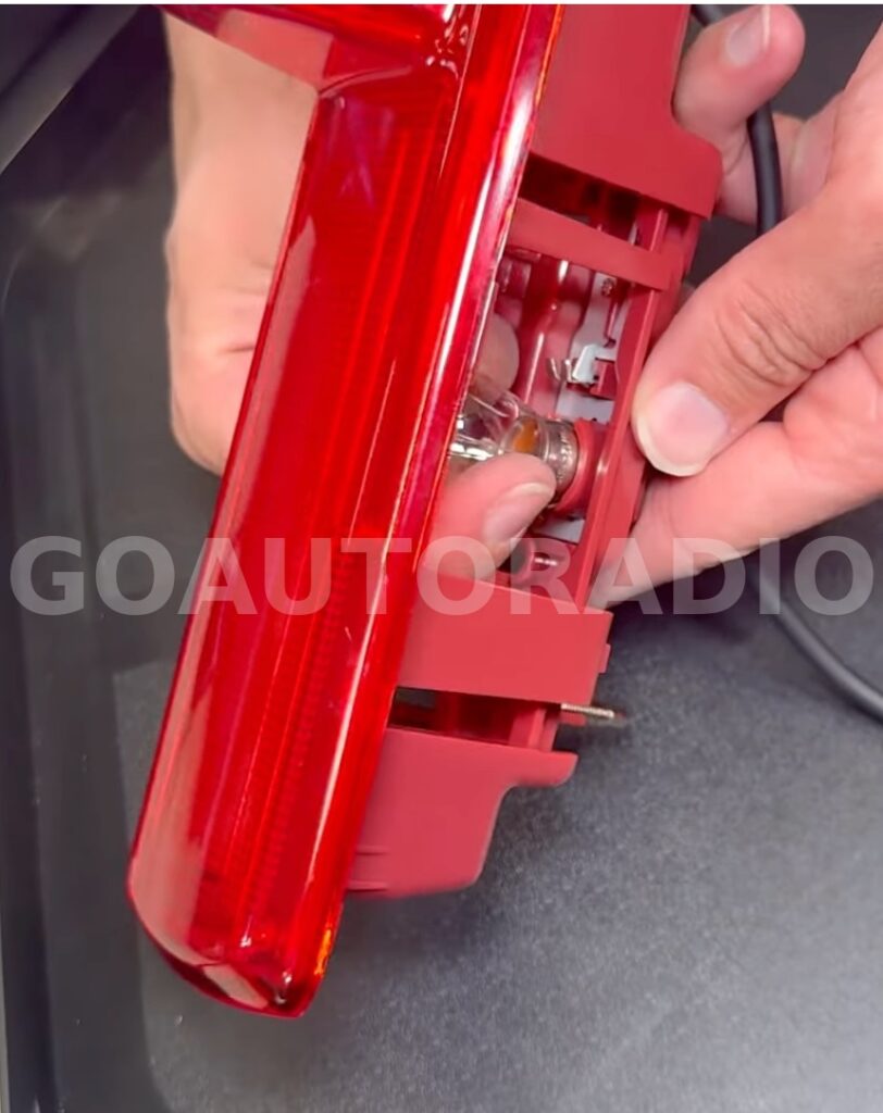 Montage de l’ampoule d’origine sur la caméra de recul Renault Trafic 3
