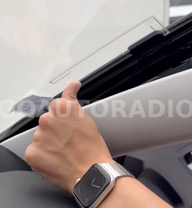 Installation de l’antenne DAB+ sur le pare-brise du véhicule