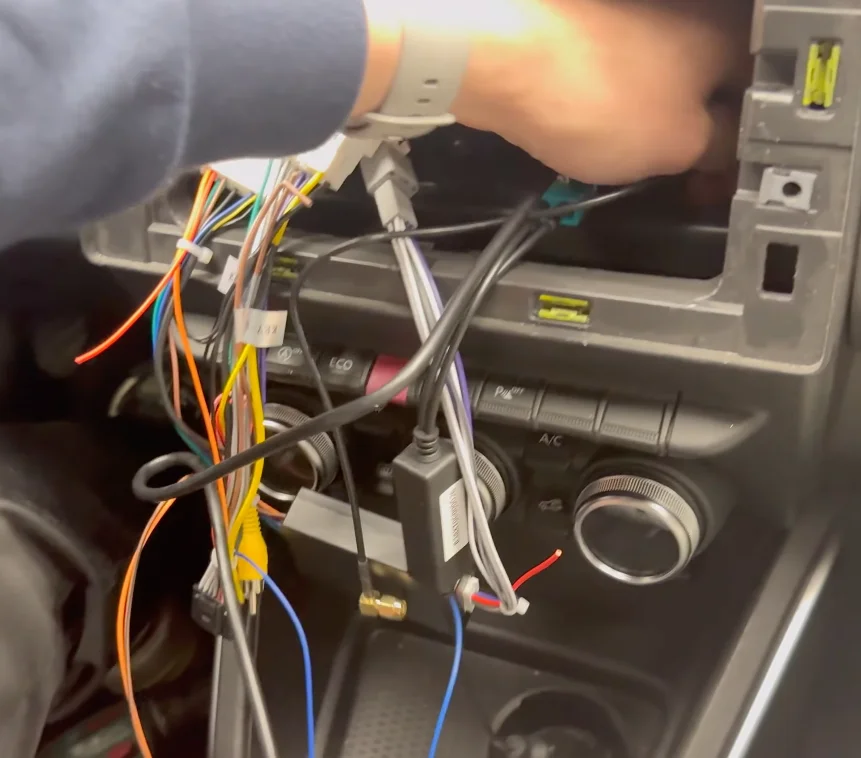 Installation port USB sous boîte à gant Dacia Duster 2 étape 1