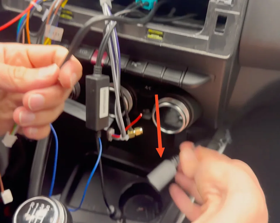 Installation port USB sous boîte à gant Dacia Duster 2 position finale