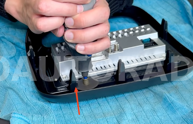 Modification de la façade pour installer le grand écran Android Renault Trafic 3