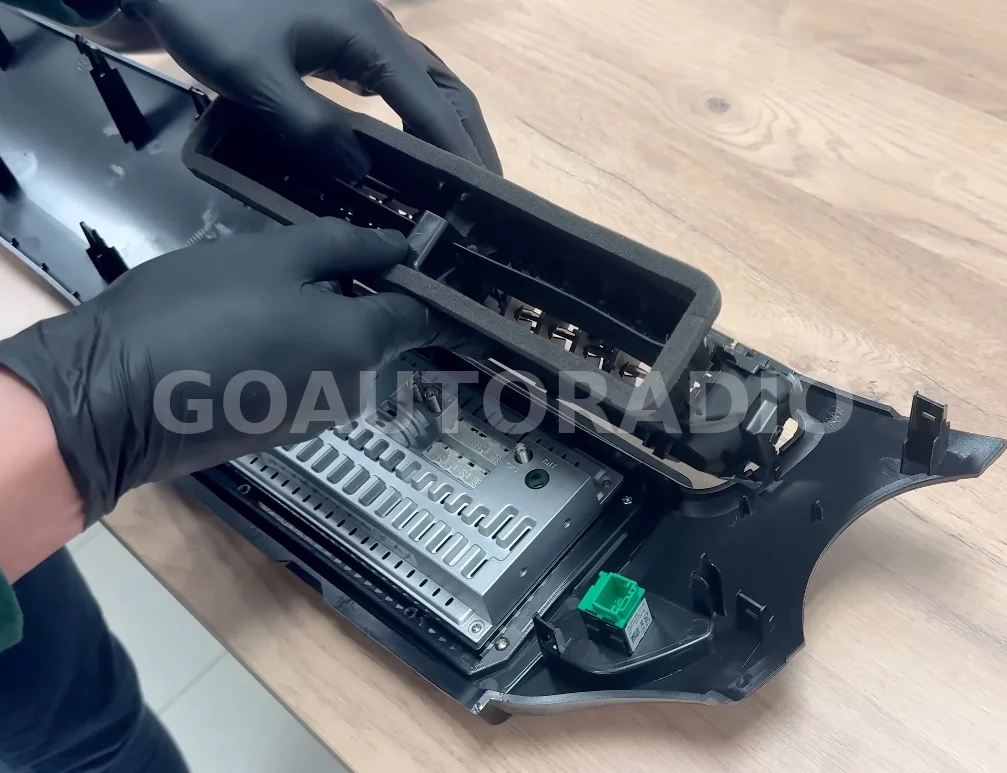 Montage du conduit d'air arrière sur façade autoradio Citroën C3 et DS3