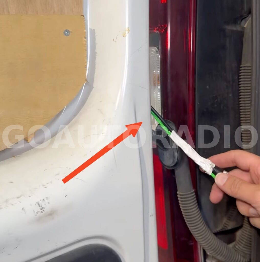 Passage du câble vidéo caméra de recul dans la porte arrière du Renault Trafic 3