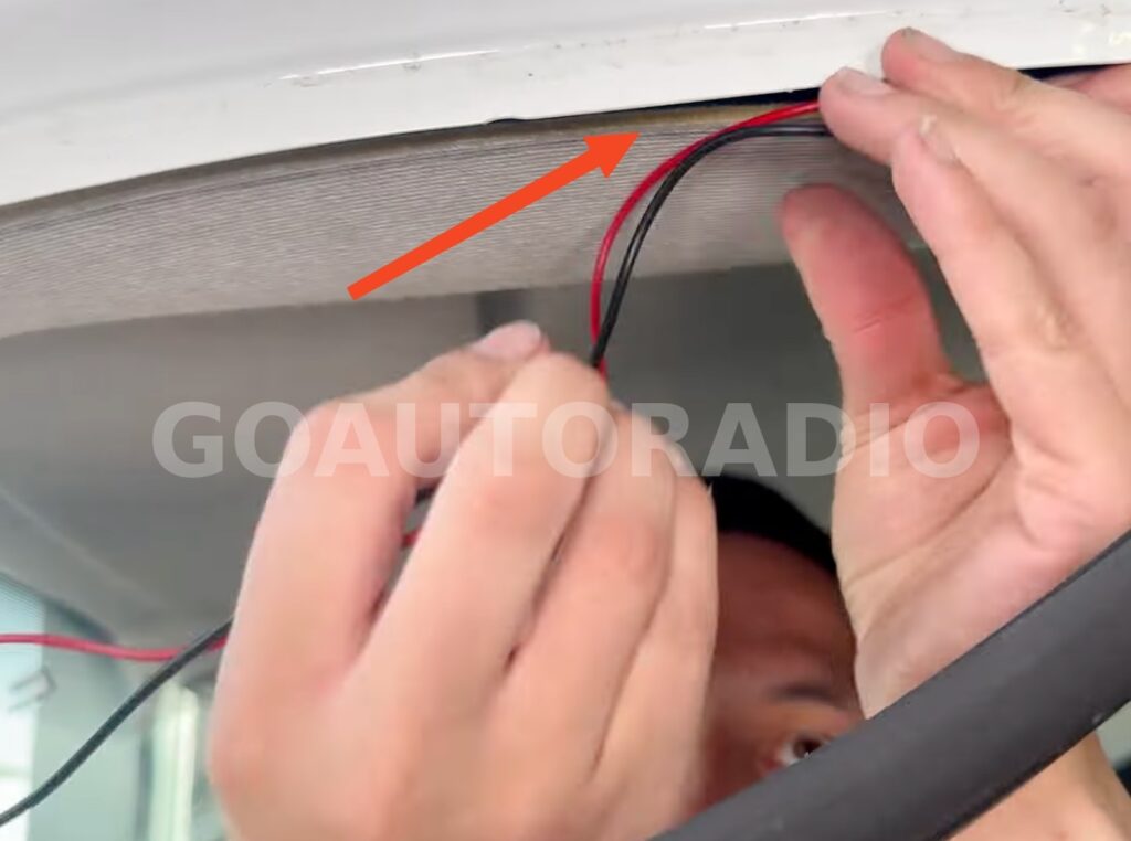 Cheminement du câble caméra de recul sous le ciel de toit du Renault Trafic 3