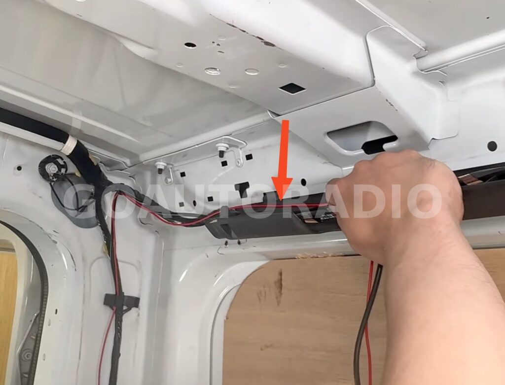 Installation des câbles caméra de recul dans les garnitures intérieures Renault Trafic 3