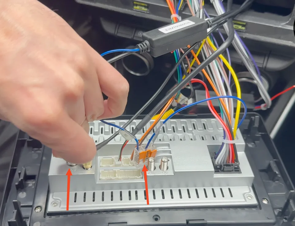 Raccordement câble antenne radio avec connecteurs Wago sur autoradio Dacia Duster 2