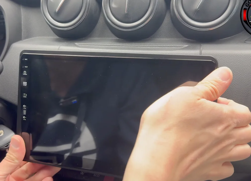 Remontage de la façade et clipage de l'autoradio dans le Dacia Duster 2