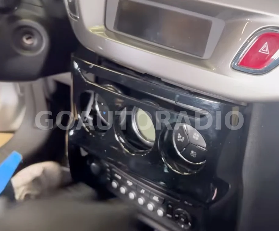 Retrait de la façade de climatisation sur Citroën C3 et DS3 pour installer un autoradio Android