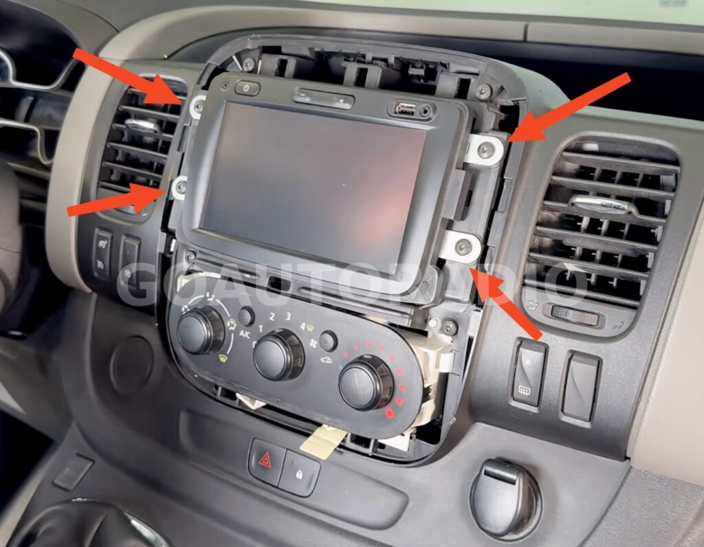 Retrait des vis Torx de l’autoradio d’origine Renault Trafic 3
