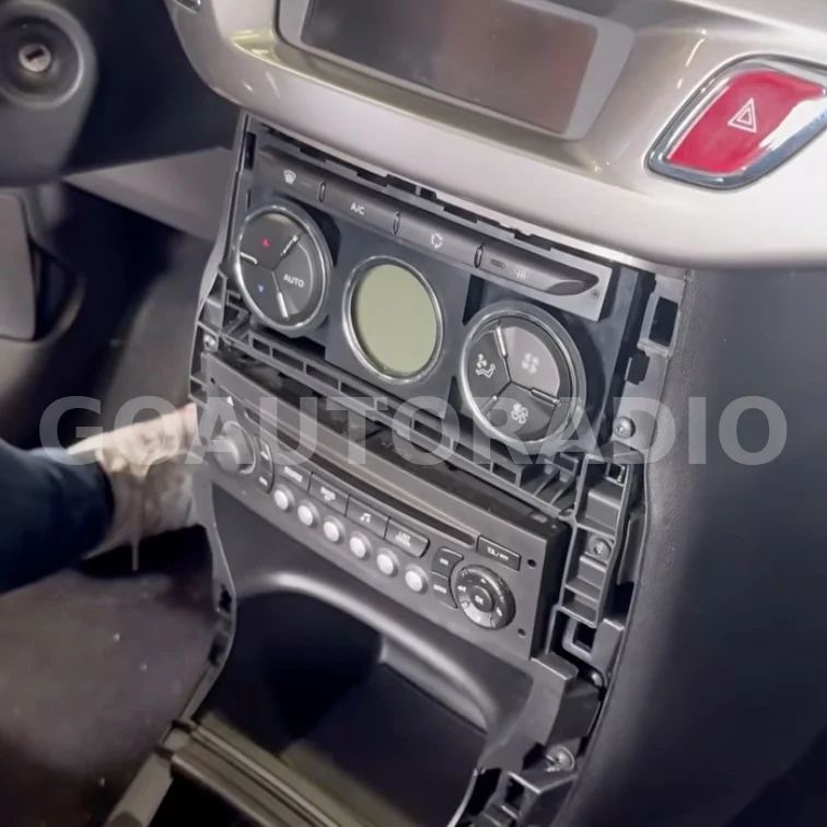Tableau de bord Citroën C3 et DS3 après démontage de la façade centrale
