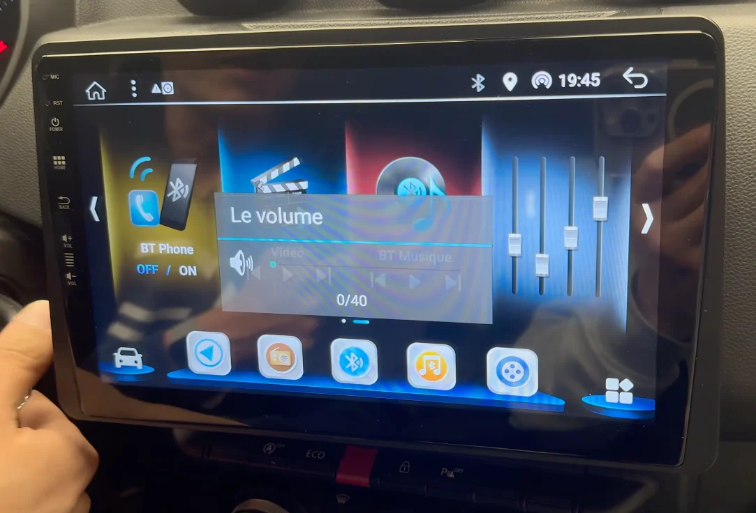 Test de l'autoradio Android allumé avant remontage définitif Dacia Duster 2