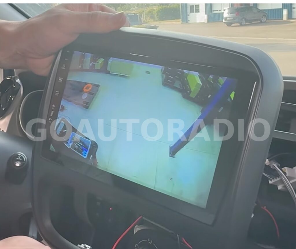 Affichage de la caméra de recul sur autoradio Android CarPlay Renault Trafic 3 après installation