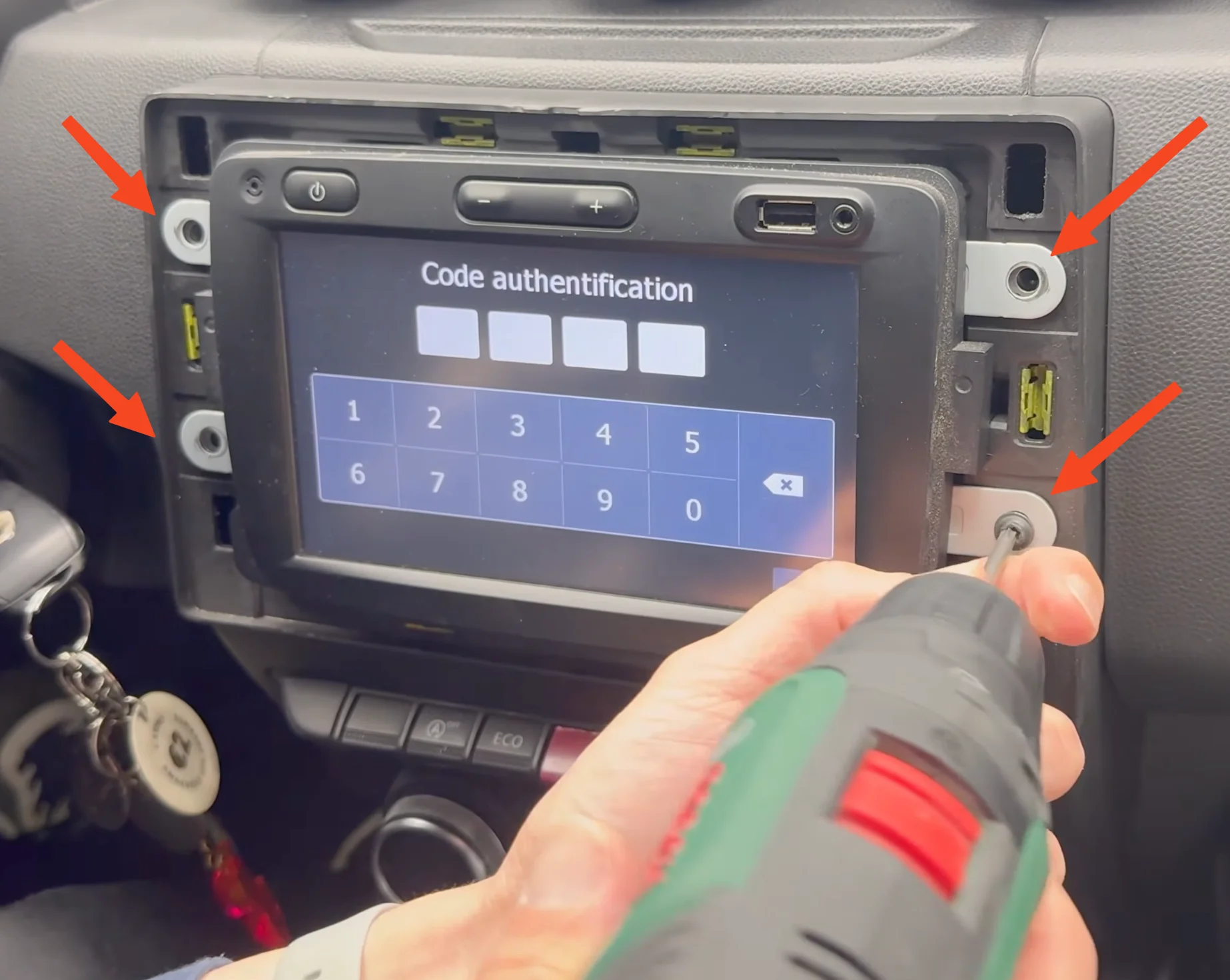 Vis Torx de fixation de l'autoradio d'origine Dacia Duster 2 à dévisser