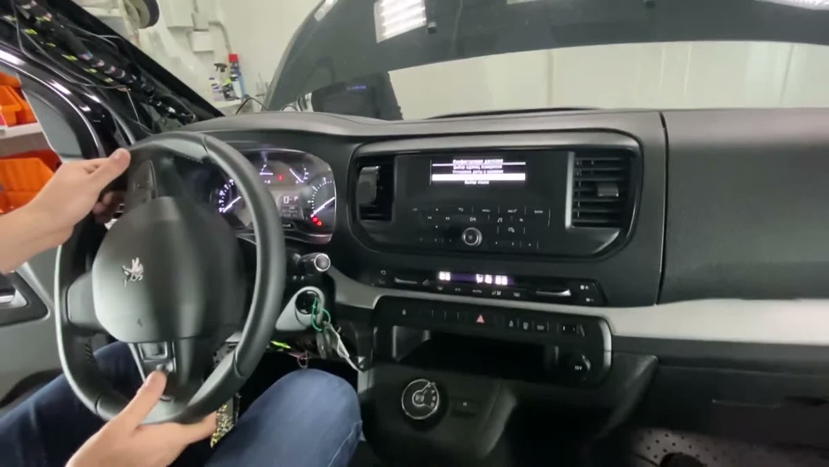 Autoradio Android Peugeot Expert Citroën Jumpy avant démontage de l'écran d'origine
