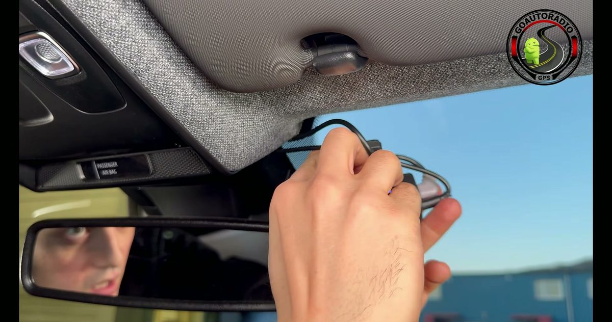 Emplacement de la dashcam avant sur le pare-brise derrière le rétroviseur