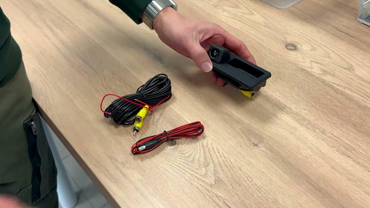 Kit complet caméra de recul Audi Q5 posé sur table avec caméra, câble vidéo et alimentation